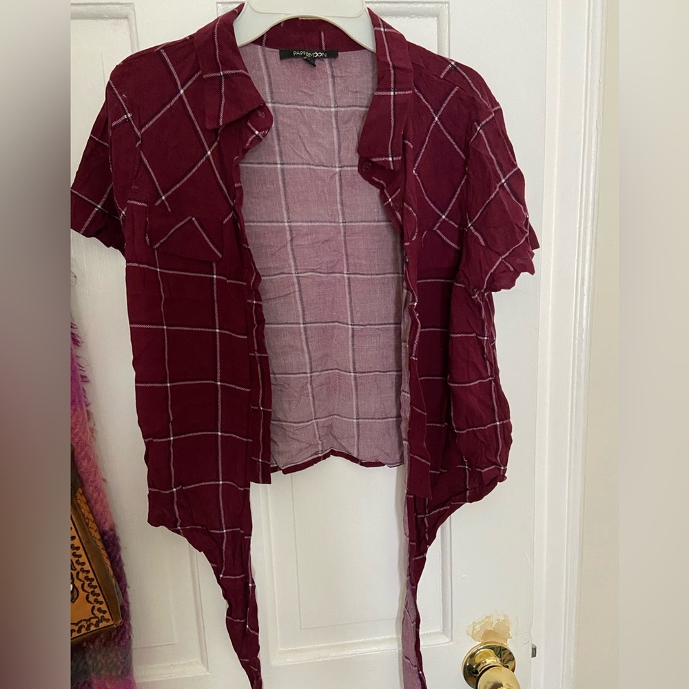 Little bit of white, black, and gray but over all it’s a maroon color. In Medium